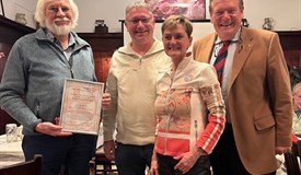 v.l.: Lotar Krahmer und Torsten Friedrich von machBar, Astrid Klinger, Udo Hesse