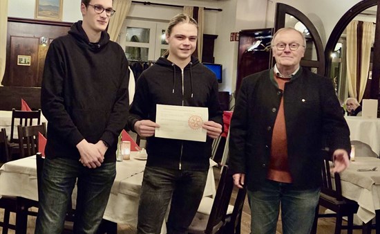 Schatzmeister Anton Sanktjohanser und Kult-Vorsitzender Kristian Aumayer, Rotary-Präsident Dr.Günter Riedner